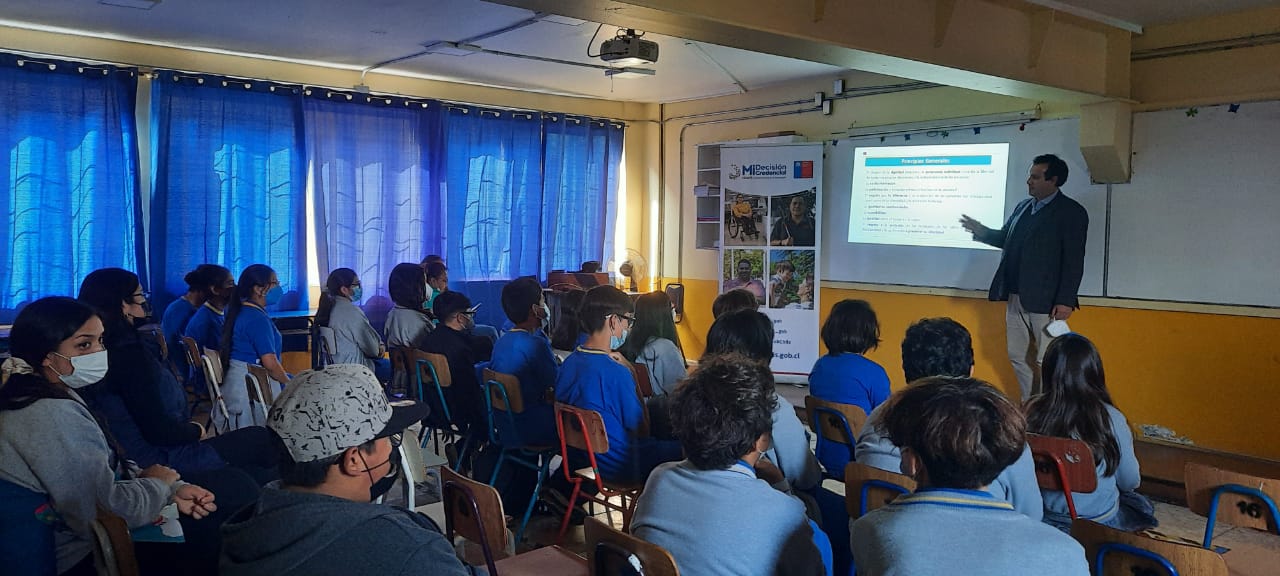 Abogado CAJTA-SENADIS realizó charla en Colegio Bicentenario Sagrada Familia de Tocopilla