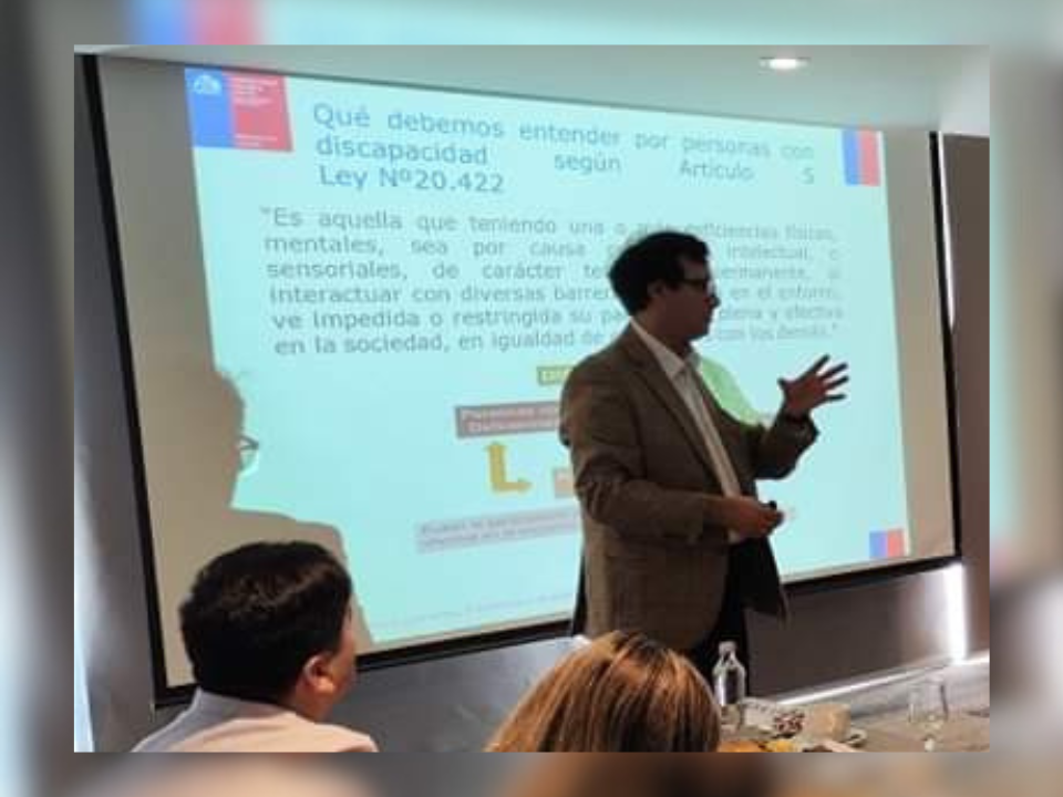 Abogadp CAJTA-SENADIS de Antofagasta expuso en capacitación para trabajadores