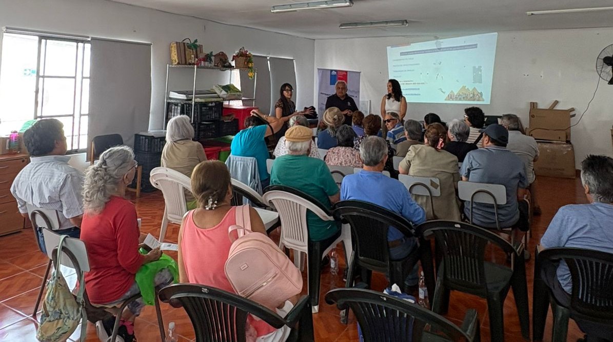 Personas mayores reciben charla informativa en Antofagasta